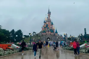 Entrada da Disneyland Paris com o castelo, em um dia nublado