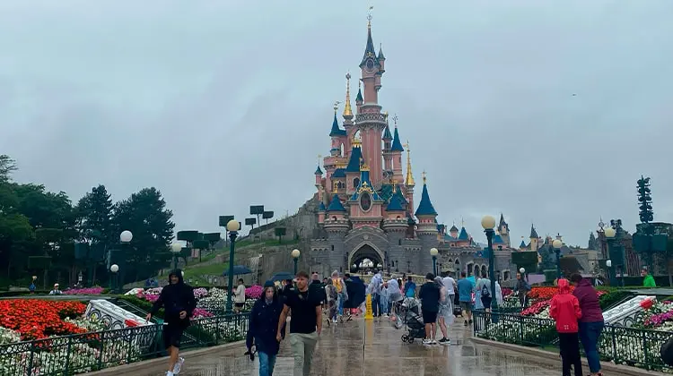 Entrada da Disneyland Paris com o castelo, em um dia nublado
