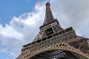Vista de baixo da torre Eiffel