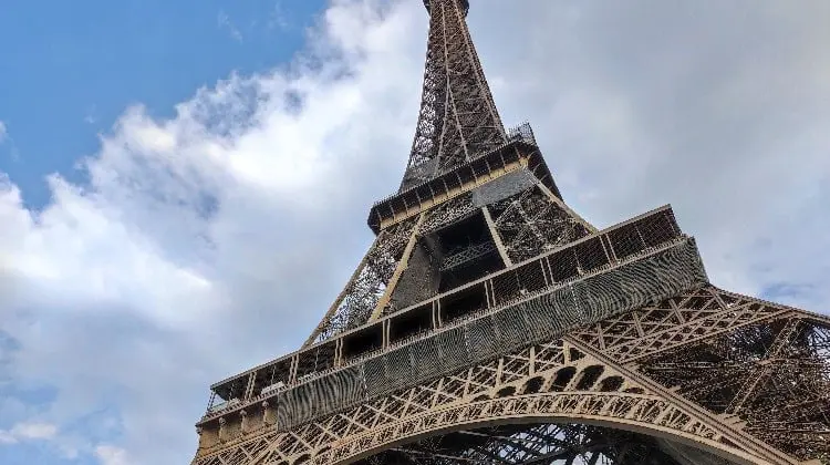 Vista de baixo da torre Eiffel