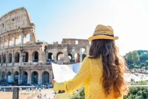 Mulher na frente do Coliseu em Roma