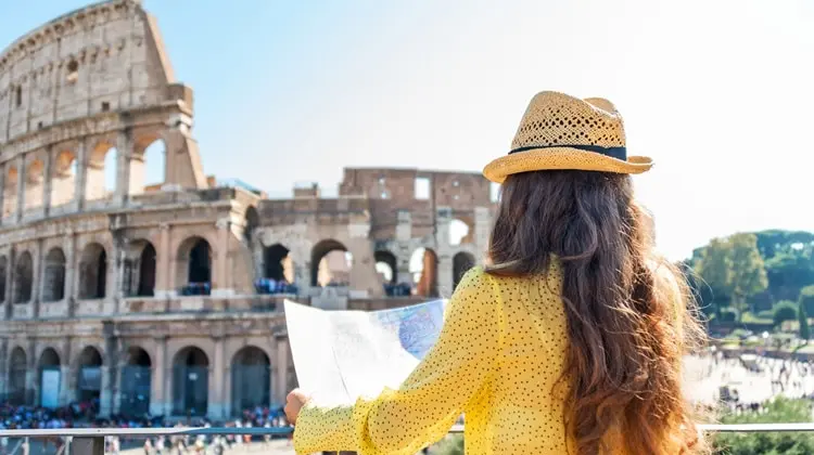 Mulher na frente do Coliseu em Roma