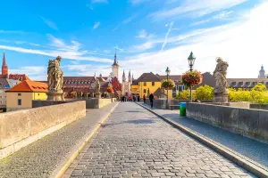 Ponte em Würzburg, ponto de partida da rota romântica na Alemanha