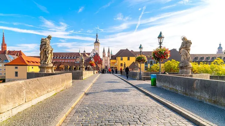 Ponte em Würzburg, ponto de partida da rota romântica na Alemanha