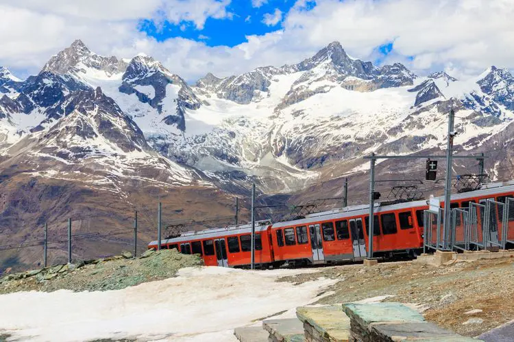Visão do trem percorrendo os alpes suíços na Europa.
