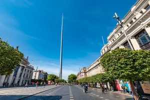 dia ensolarado no Spire de Dublin, ponto inicial do roteiro em Dublin