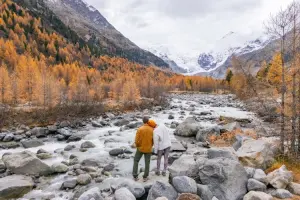 Casal em montanha com roteiro dos alpes suíços