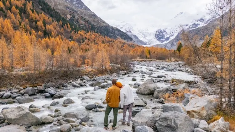 Casal em montanha com roteiro dos alpes suíços
