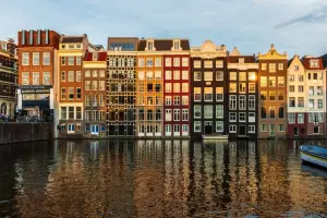 Casas típicas de Amsterdam em frente a um canal.