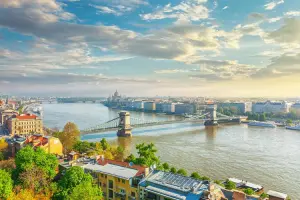 Vista da cidade de Budapeste, Hungria em um dia de sol.