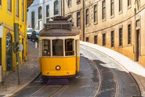Andar de bondinho faz parte do roteiro em Lisboa.