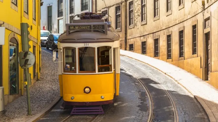 Andar de bondinho faz parte do roteiro em Lisboa.