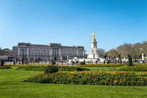 Palácio de Buckingham com estátua a frente, ponto imperdível no roteiro em Londres