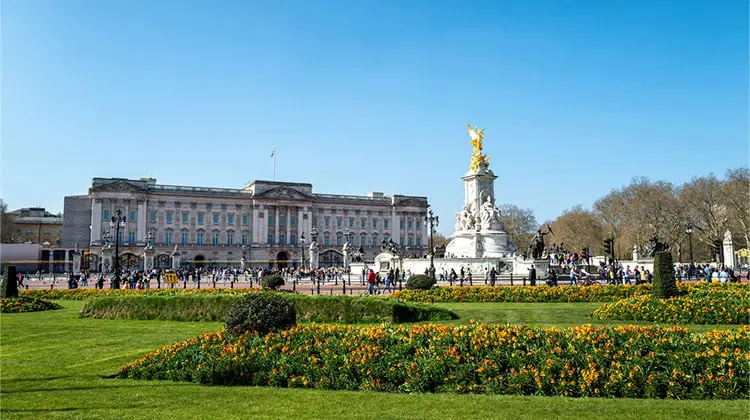 Palácio de Buckingham com estátua a frente, ponto imperdível no roteiro em Londres