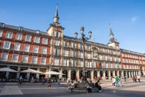 Plaza Mayor é um dos pontos que deve entrar no roteiro em Madrid