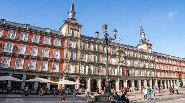 Plaza Mayor é um dos pontos que deve entrar no roteiro em Madrid