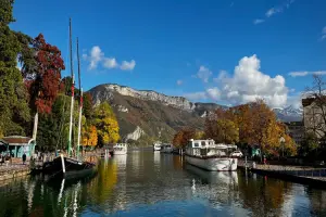 Lago em Annecy em dia ensolarado