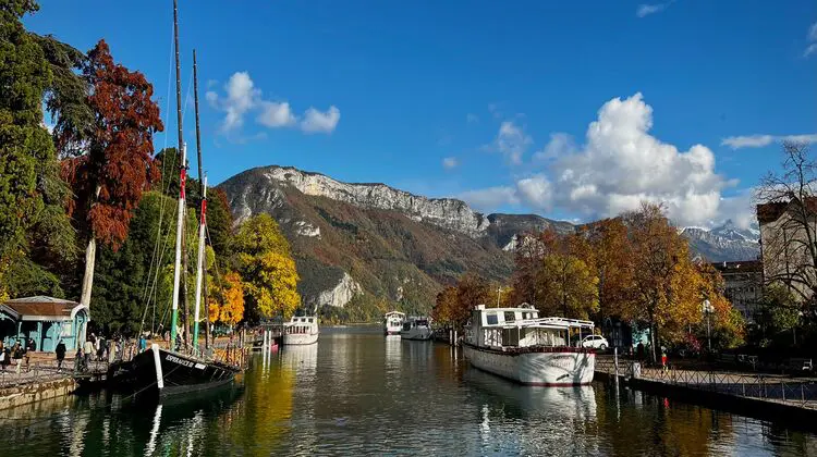 Lago em Annecy em dia ensolarado