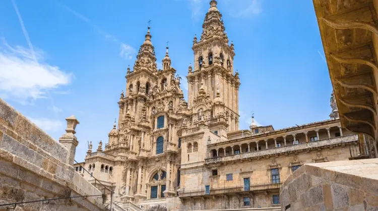 Parte essencial do roteiro Galícia, a catedral de Santiago de Compostela é destino de milhares de peregrinos todos os anos.