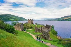 Vista do Lago Ness e Castelo Urquhart em bonito dia na Escócia.