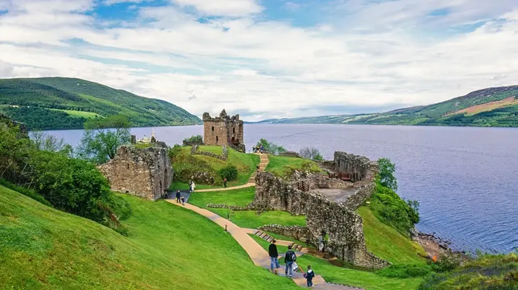 Vista do Lago Ness e Castelo Urquhart em bonito dia na Escócia.