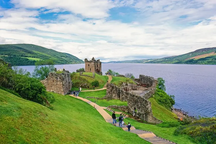 Vista do Lago Ness e Castelo Urquhart em bonito dia na Escócia.
