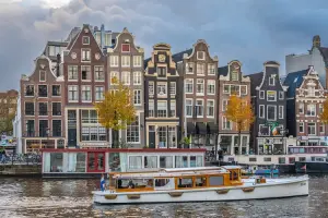 Canais de Amsterdam são atrativos da cidade