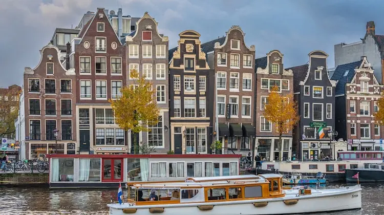 Canais de Amsterdam são atrativos da cidade
