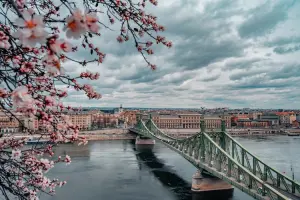 Ponte da Liberdade em Budapeste, um dos pontos do roteiro leste europeu