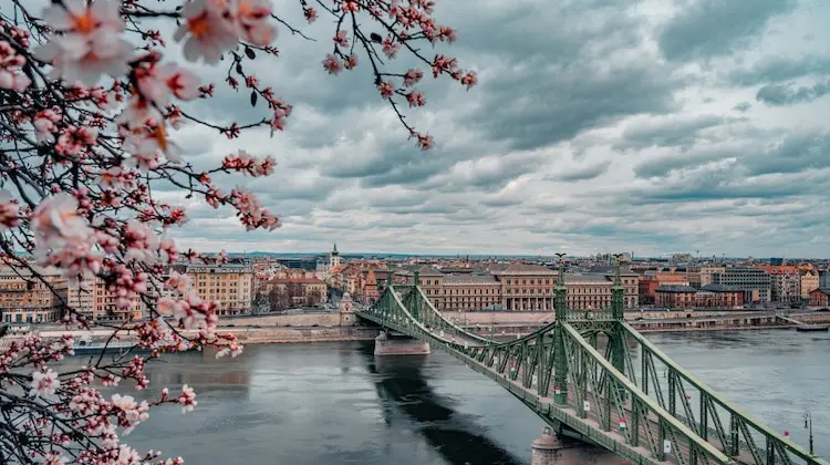 Ponte da Liberdade em Budapeste, um dos pontos do roteiro leste europeu