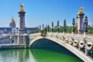 Ponte Alexandre III e Les Invalides, em Paris