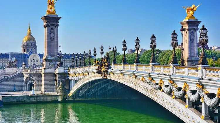 Ponte Alexandre III e Les Invalides, em Paris