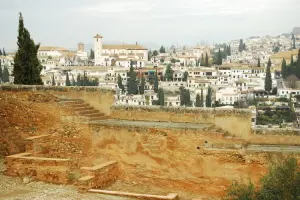 Cenário da cidade de Granada por trás de muralha da Alhambra