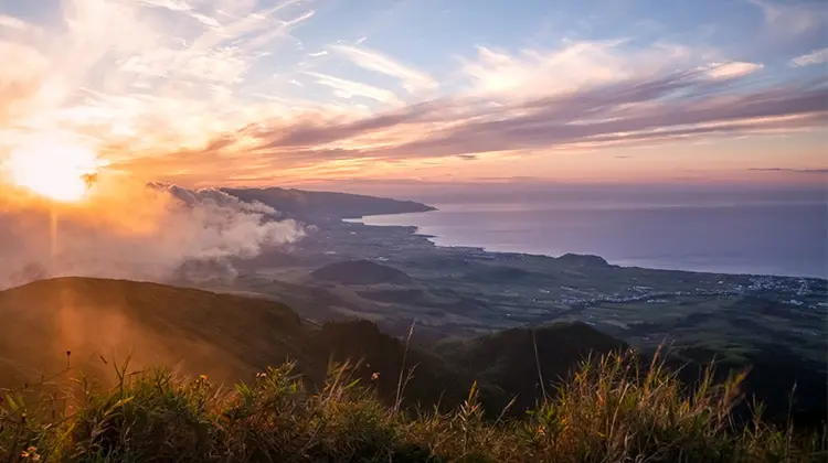 Por do sol perto da Lagoa do Fogo na Ilha de São Miguel