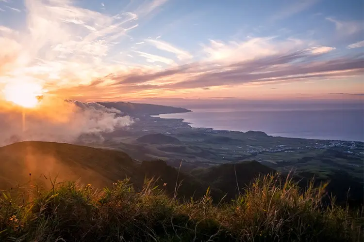Por do sol perto da Lagoa do Fogo na Ilha de São Miguel