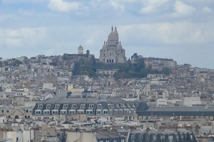 Basílica de Sacré Coeur "fincada" no topo de Montmartre