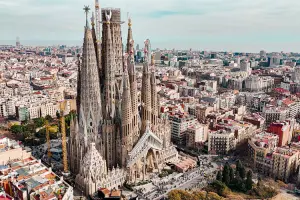 Imponente Basílica da Sagrada Família em Barcelona