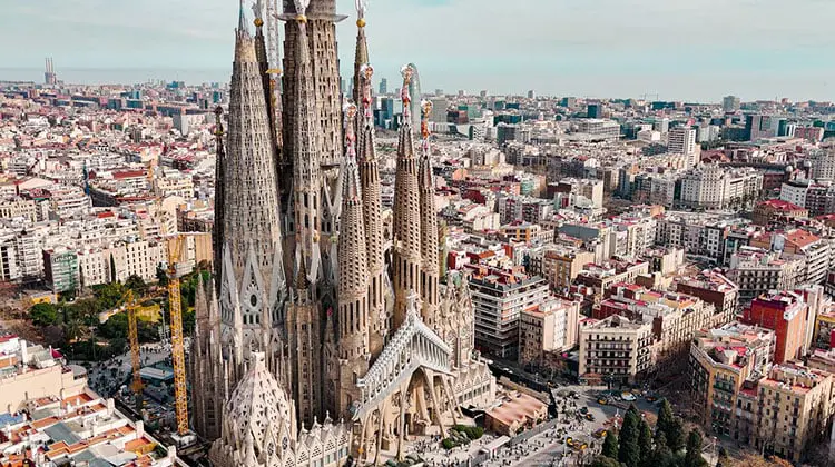 Imponente Basílica da Sagrada Família em Barcelona