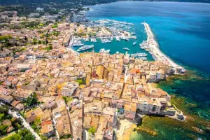 Vila e praia de Saint Tropez, na França.