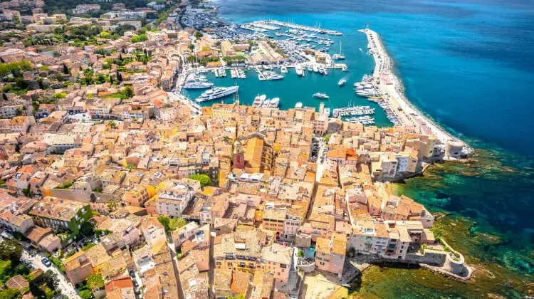 Vila e praia de Saint Tropez, na França.