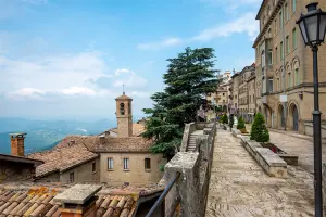 San Marino, vista da cidade com construções no alto da montanha