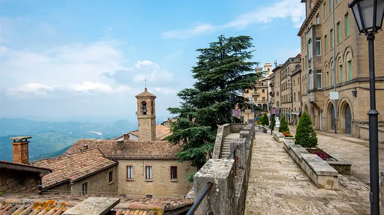 San Marino, vista da cidade com construções no alto da montanha