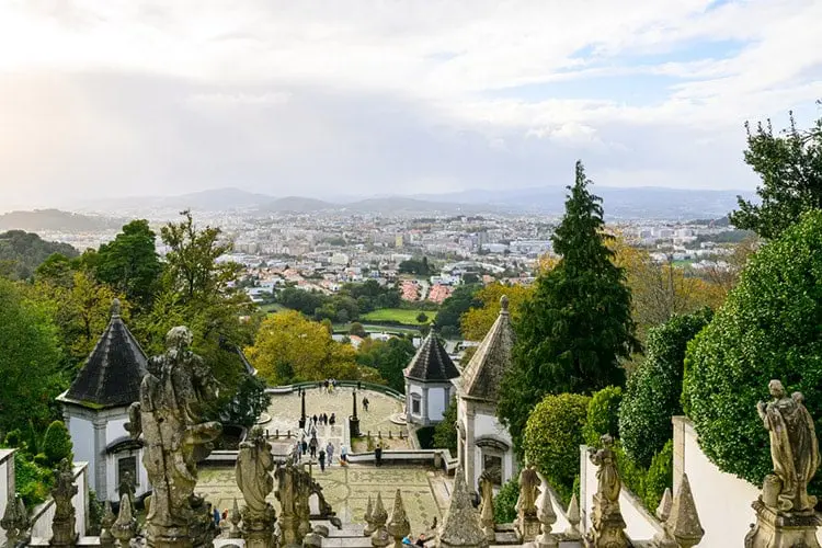 Alto da escadaria do Santuário Bom Jesus do Monte em Braga, Portugal