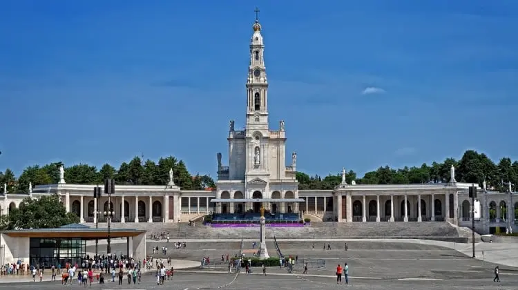Santuário de Fátima é um dos maiores centros marianos do mundo.