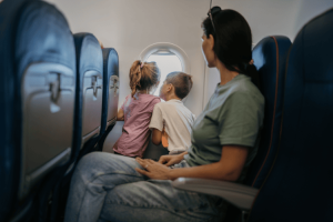 Mãe viaja com crianças após escolher melhor assento pelo Seatguru