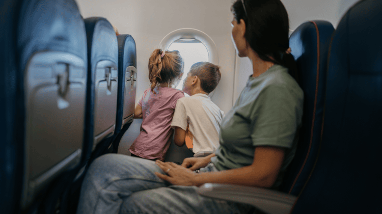 Mãe viaja com crianças após escolher melhor assento pelo Seatguru