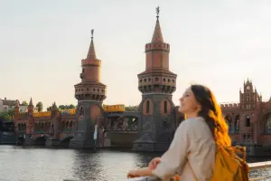 Turista que viajou com seguro viagem passeando na Alemanha