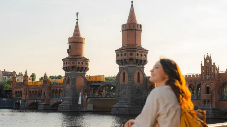 Turista que viajou com seguro viagem passeando na Alemanha