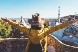 Mulher viajando na Espanha com seguro viagem Barcelona