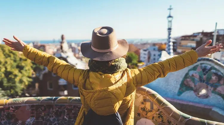 Mulher viajando na Espanha com seguro viagem Barcelona